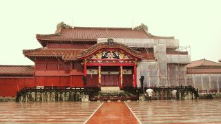 色鮮やかな首里城は、修復中でした。