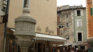 旅人が水を飲んだ