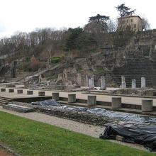 斜面を利用した劇場