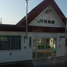 桜のデザインも可愛らしい駅舎の様子