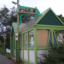 道路脇にある待合所の様子