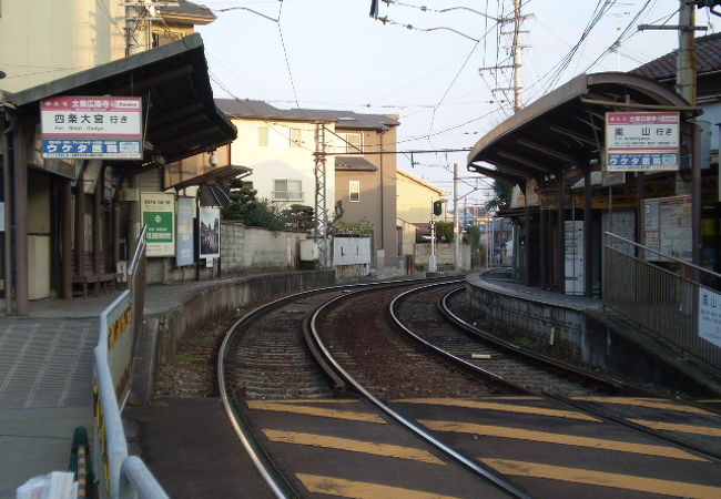 まさに門前にある駅です