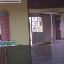 改札口の様子。左にあるのがフォトフレームです。