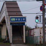 跨線橋の入口に駅名表記があります