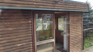 ウッディーな待合所が良い雰囲気です