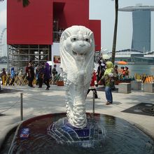 マーライオンはひっそりとたたずんでいました。