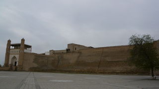 城壁に期待が高まるが、中は見所なし