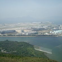 ロープウェーからは香港空港もこんなに小さく見えます