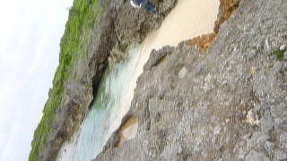 岩場はスニーカーで！