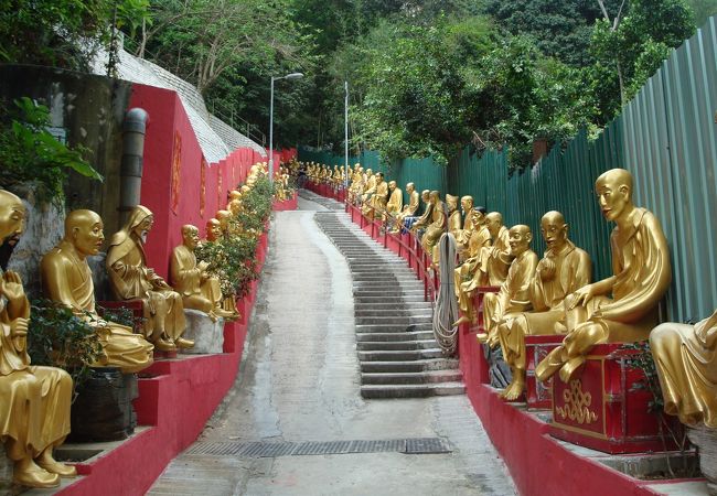 寺までの道にはこのような像が並んでいます。
