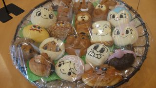ジャムおじさんのパン工場。ベーカリーにはかわいいパンがずらりと並んでいます。