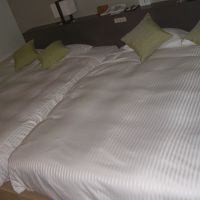 広いベッドと部屋