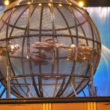 手に汗握るバイクの演技