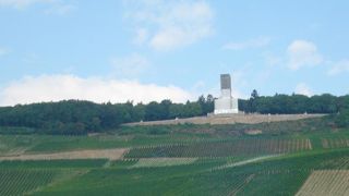 丘の上の記念碑
