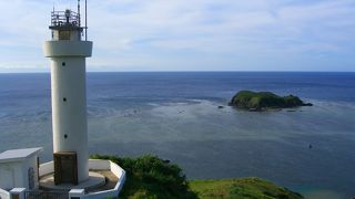 白亜な灯台があります