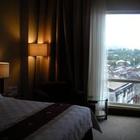 部屋から、マナドの貧民街が一望できる