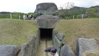 石舞台古墳・・・私はあまり気に入った場所ではありませんが、「古都・飛鳥」随一の観光スポットです。