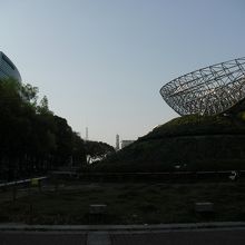 久屋大通公園　遥か向こうにテレビ塔が見える