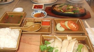 ラッフルズホテル内のカフェでランチ！