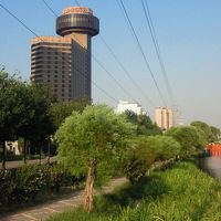 KunLun裏の亮馬河河畔