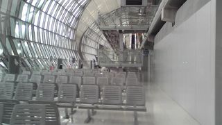 迷路のような広大な空港