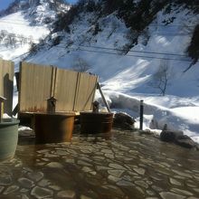 壺型の露天風呂。雪見風呂が楽しめます