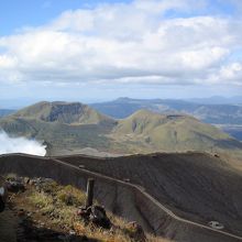 噴火口の周遊ルート。避難用の小屋が点在する。