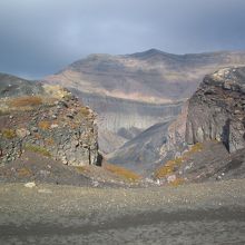 砂千里が浜から見た火口。