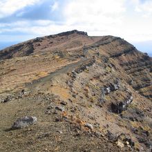 山頂付近は荒涼とした景色が続く。