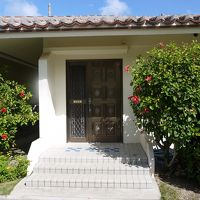 客室はひとつひとつ家みたいなかんじです。中は普通のホテル。