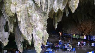 天然の鍾乳石に囲まれ洞窟で寛ぐカフェ