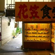 沖縄の家庭料理を味わえるボリューム満点の食堂