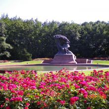 ワジェンキ公園ショパン像