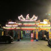 台南市街で最古のお寺、夜はド派手照明です