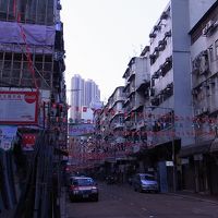 近所の町並み。レストラン街だが朝は静か。