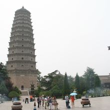 塔・鐘楼・鼓楼などがある　大規模寺院です