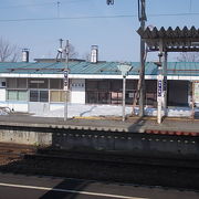 空知らしい雄大な風景が広がる駅です