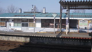 空知らしい雄大な風景が広がる駅です