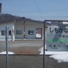 ホーム越しに眺める駅舎