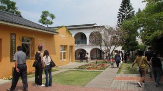 ガジュマルに覆われた家屋見学も忘れずに！