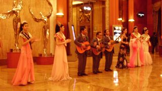 入口に何かいる・・・