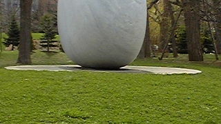 タマゴ型の不思議な物体