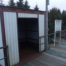 ホームに隣接する待合所の様子