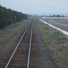 真っ直ぐな線路を進みます