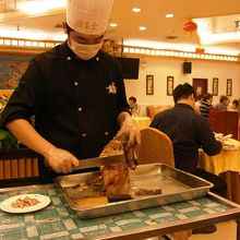 目の前で切り分けてくれるのに感激