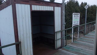 小さな待合所がある素朴な駅です