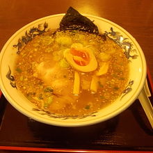 私はオススメを無視（笑）して、塩ラーメンをオーダーしました