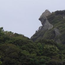 四角い岩の右側に見える柵のところまで登りました