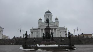 広場からの大聖堂の眺めが絵になります