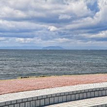 大間岬から、向かいに見えるのは函館山